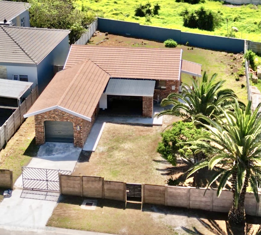 4 Bedroom Property for Sale in Bluewater Bay Eastern Cape